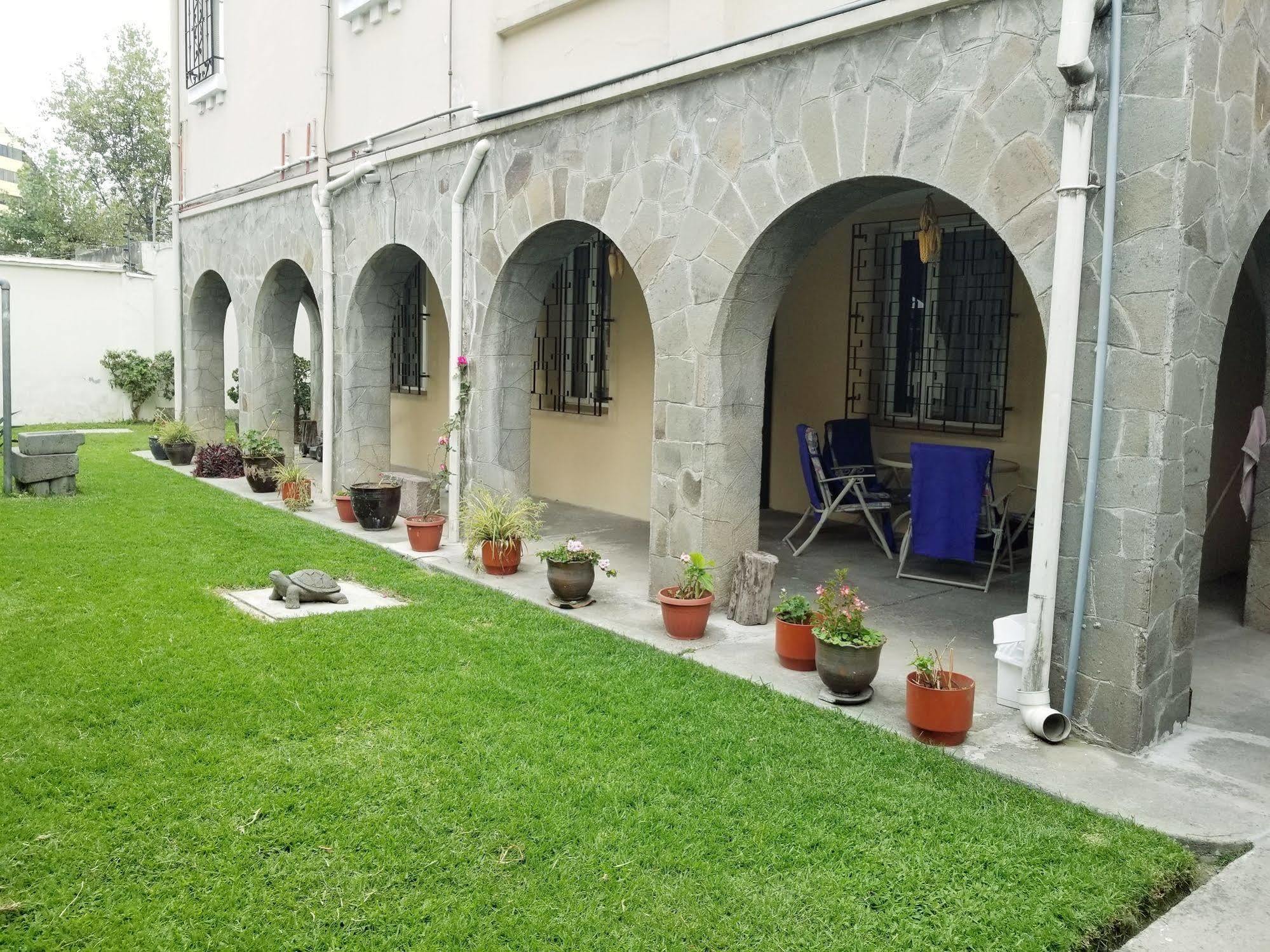Travellers Inn Quito Bagian luar foto